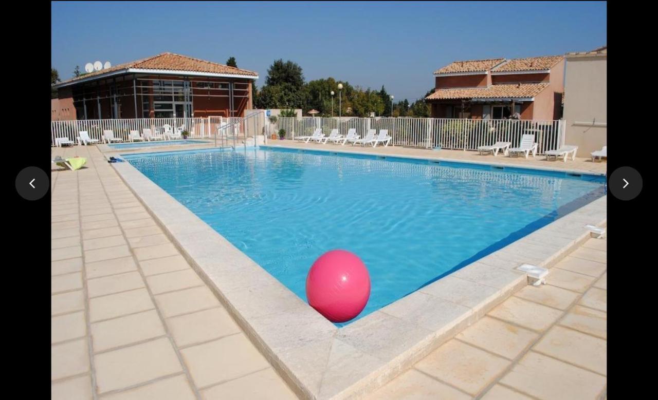 Maison Plain Pied Avec Climatisation Dans Une Residence Privee Avec Piscine Saint-Saturnin-lès-Avignon Buitenkant foto